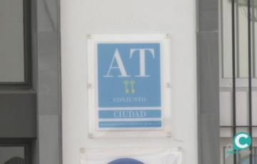 Entrada de un equipamiento turístico de Cádiz 