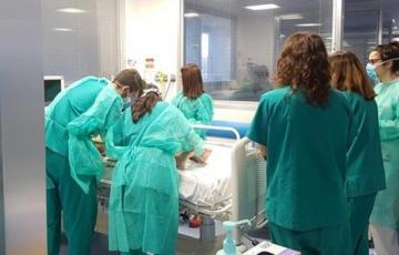 Un grupo de sanitarios atendiendo a un paciente 