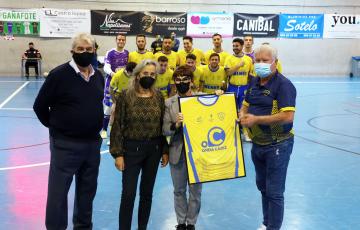 Los vicepresidentes del club gaditano, Antonio Louzado y Francisco Márquez, fueron los encargados de hacerle entrega a la edil, en compañía de la directora de Onda Cádiz RTV, Carmen Morillo, del obsequio, en compañía de todos los jugadores del equipo gaditano