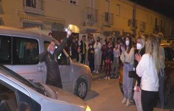 El momento en el que la policía comunica a la familia que Darek apareció