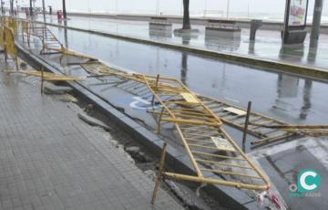 El viento ha provocado la caída de algunas vallas de obra en la Zona del Paseo Marítimo. 