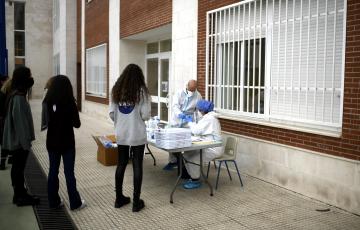 Personas esperan para realizarse una prueba de detención del Covid