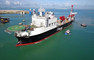 El 'Solitaire' abandonando el dique 4