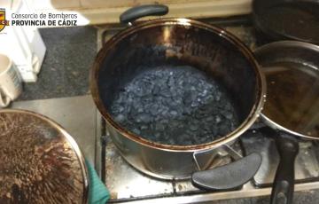 Los bomberos rescatan a una persona mayor tras provocarse un incendio en su cocina