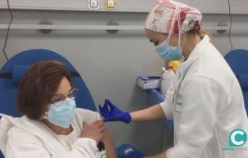Una profesional del Hospital en el momento de la puesta de una de las dosis de la vacuna 