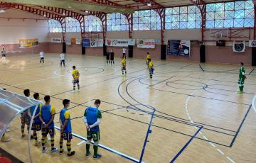 Imagen del minuto de silencio en memoria de Jorge Isorna, hermano del presidente del Virgili, Pablo Isorna (Foto: Cádiz CF Virgili)