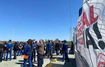 Trabajadores en la puerta de Airbus en Puerto Real