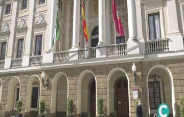 La fachada del ayuntamiento de Cádiz