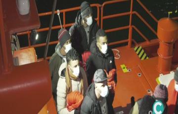 Imagen de los inmigrantes custodiados por la Policía