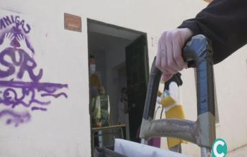 Una imagen de la Asociación Amigas al sur, durante la entrega de alimentos a las familias más necesitadas