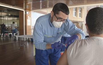 Agentes de la Policía Nacional y de los Cuerpos y Fuerzas de Seguridad del Estado se vacunan en Elcano y la Casa del Niño Jesús