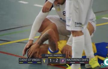 Andresito consolado por un jugador del conjunto sevillano al término del encuentro