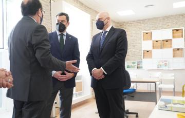 El presidente de la junta de Andalucía en una visita durante la Semana Santa