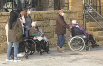 Mayores aguardando la administración de la vacuna 