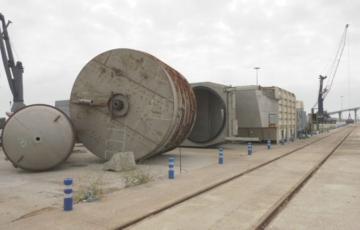 Vías del tren en el puerto 