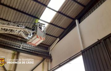 Actuación de los bomberos en un techo