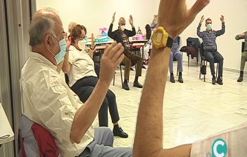 Varios usuarios y usuarias de Parkinson Cádiz durante la terapia