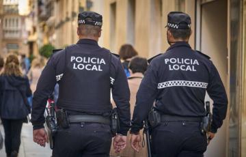 Agentes de policía local de patrulla 