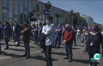 Imagen de la concentración a las puertas de la factoría