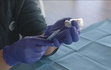 La vacunación arrancó en Cádiz el 25 de febrero para los docentes, y el 3 de marzo para las fuerzas de seguridad 