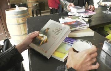 Una cliente en el bar la Casapuerta