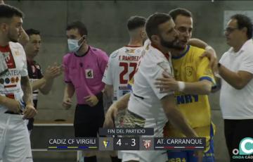 Los jugadores se saludan al término del encuentro 