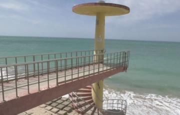 La escalera de acceso de la playa de Santa María del Mar, clausurada por seguridad desde el año pasado