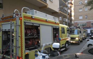 Agentes de la Policía Local, Nacional y Bomberos asisten a un conato de incendio en La Laguna 