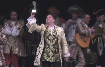 El director de la Chusma selecta, Rafael Velázquez, recoge uno de los premios de la agrupación