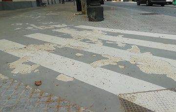 El carril bici del casco histórico presenta defectos en la capa antideslizante de la superficie