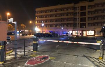 Bomberos y policía en la residencia 