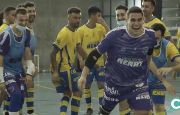 Dani Coello recibe la felicitación de sus compañeros al término del encuentro