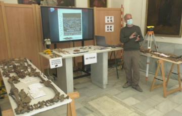 El arqueólogo municipal explica los trabajos de exhumación realizados en el cementerio de San José