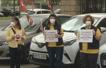 Tres trabajadoras de Correos durante la concentración 
