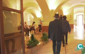 Uno de los salones de la planta baja ha sido el lugar habilitado para la vacunación 