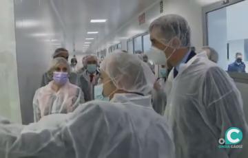 Pedro Sánchez durante su visita a la farmacéutica Hipra 