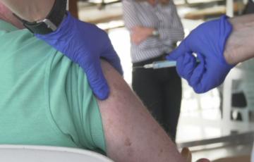 Un mayor recibe la vacuna 