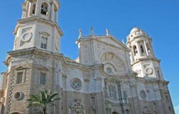 El Pontifical es el último acto que se ha celebrado en el primer templo de la Diócesis