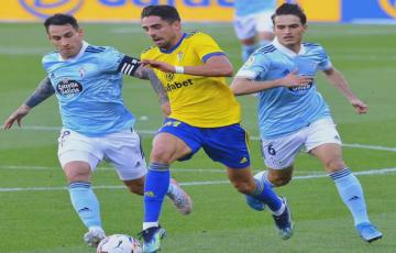 El cadista Rubén Sobrino conduce el balón ante Hugo Mallo y Denis Suárez 