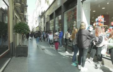 Colas en la calle Columela