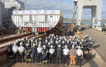 Representantes de Navantia-SF y de la Marina Saudí durante la puesta de quilla de la nueva corbeta 