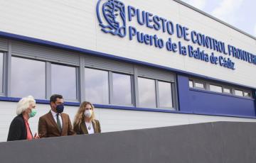 El presidente de la Junta, flanqueado por la presidenta de APBC y la delegada de Junta, durante su visita al Puesto de Control Fronterizo