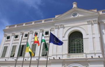 La bandera de El Puerto a media asta por luto oficial frente a la fachada del Ayuntamiento - AYUNTAMIENTO DE EL PUERTO