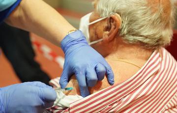 Vacunación de un mayor de 80 años - Junta de Andalucía