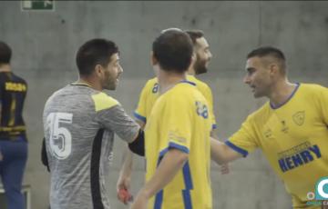 Los integrantes de ambos equipos se saludan al término del partido 