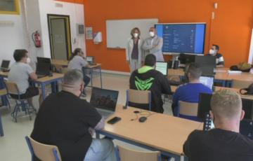 El delegado de Educación, junto a la directora del IES Rafael Alberti, en su visita al, centro