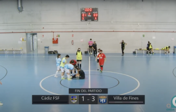 Las jugadoras almerienses consuelan a la capitana del Cádiz FSF al término del partido