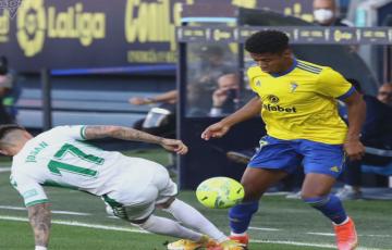 Choco Lozano ante el jugador del Elche, Josan. Foto CÁDIZ CF