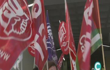 Un momento de la concentración de los cuatro sindicatos convocantes en el Hospital Puerta del Mar