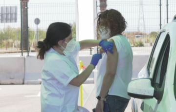 La Junta iniciará la vacunación de los menores de 55 la próxima semana y de los menores de 49 a mediados de junio